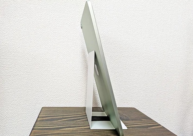 『ブックエンド』にタブレットを立てかける写真（撮影：grape編集部）