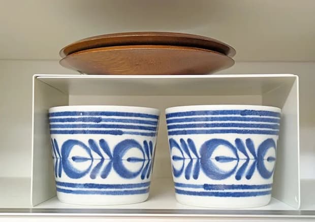 『ブックエンド』を収納棚に使用する写真（撮影：grape編集部）