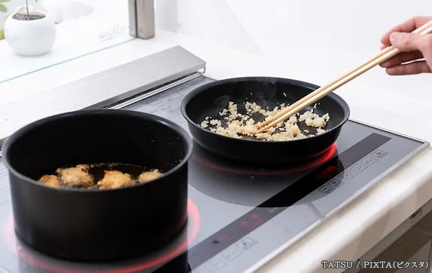IHクッキングヒーターで調理をする写真