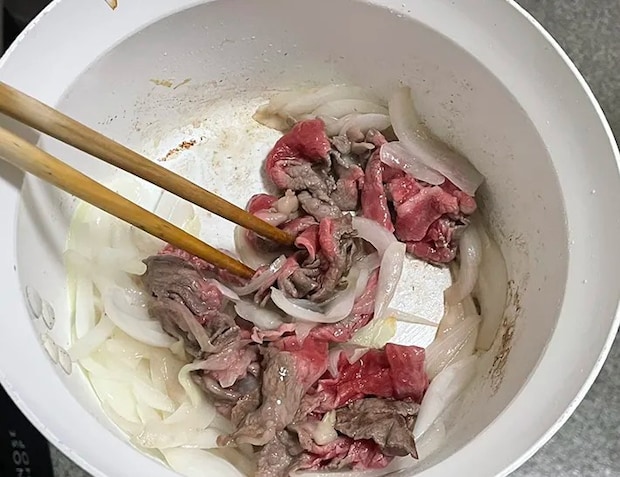 タマネギと牛肉を炒める写真（撮影：grapeフード編集部）