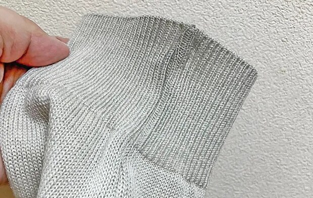 汚れたセーターの袖口の写真（撮影：Heulie）