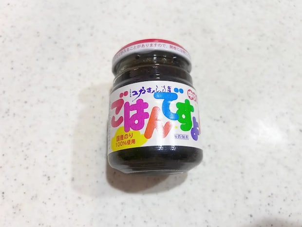 夫が「ちくわ1袋分いける」と大絶賛！桃屋の『ごはんですよ！』をのせて焼くだけで爆速おつまみが完成