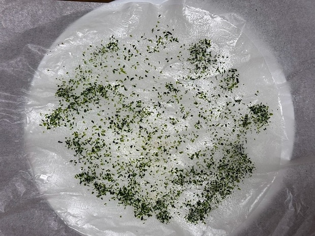 ライスペーパーチップス青のり味（撮影：grapeフード編集部）