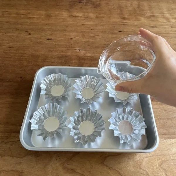 アルミカップにお湯と水を入れた状態（撮影：grapeライフハック編集部）