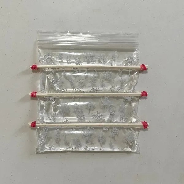 割り箸を挟んで輪ゴムで固定した状態（撮影：grapeライフハック編集部）