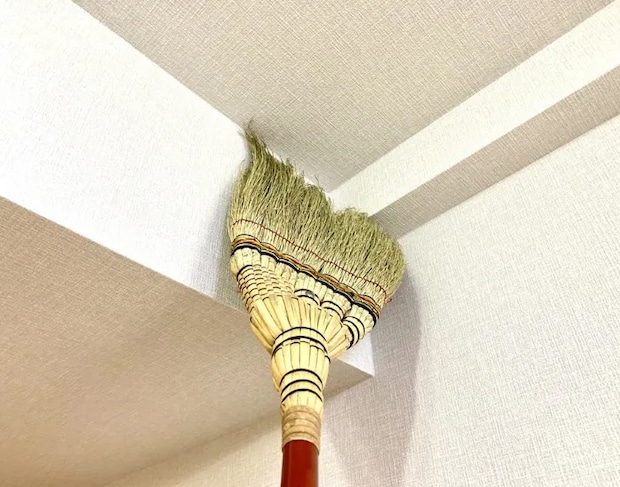 壁紙を掃除している様子