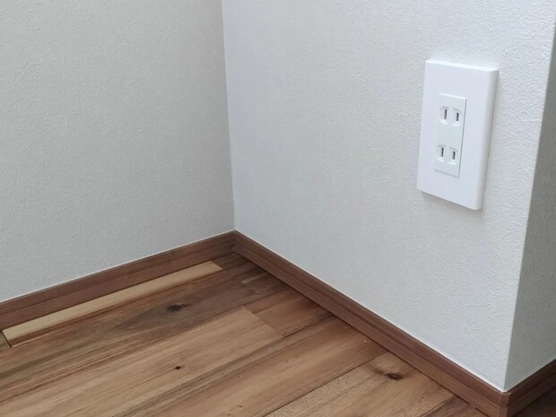 壁紙の黒ずみは『お湯』で拭いて！　建材メーカーの掃除術に「知らなかった」【掃除テク4選】