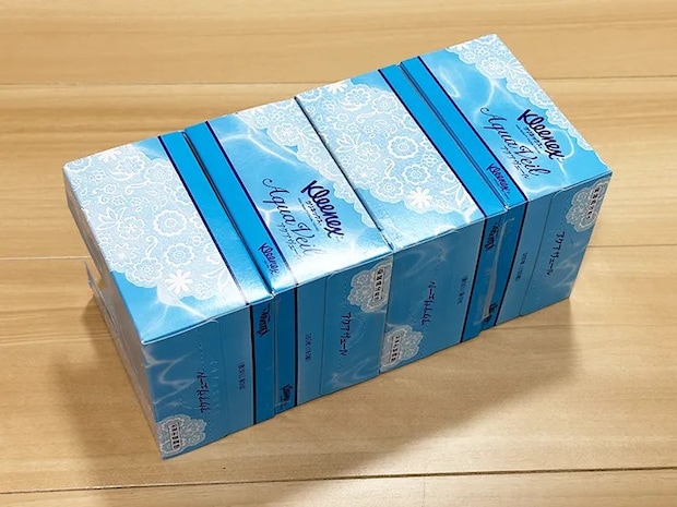 2つのティッシュの空箱をセロハンテープで結合した画像（撮影：grapeライフハック編集部）