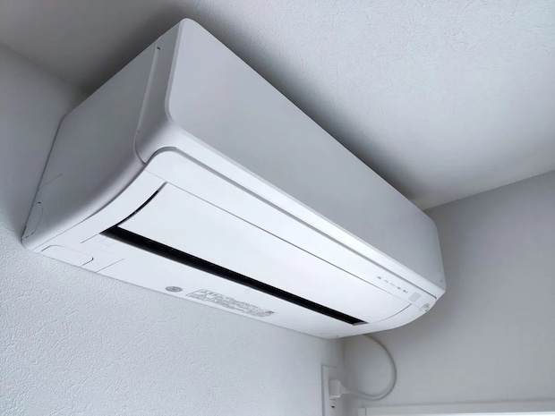 特別な道具を使わないエアコン掃除術　ウタマロと100均アイテムの活用法に「はかどりそう」【時短掃除4選】