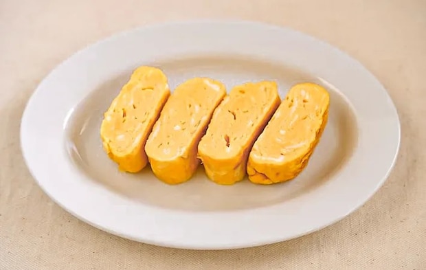 『牛乳入り玉子焼き』を作る写真（撮影：小泉明代）
