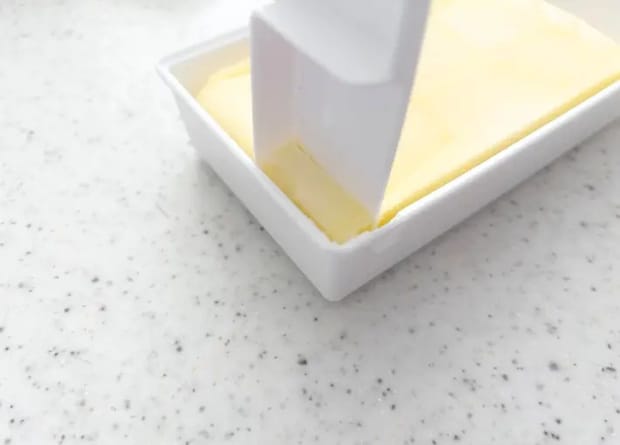 バターをカットしている画像（撮影：エニママ）