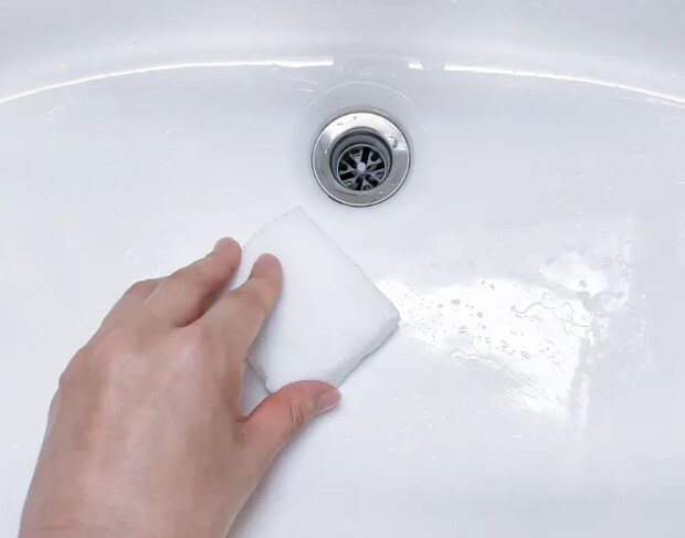 メラミンスポンジで掃除している様子