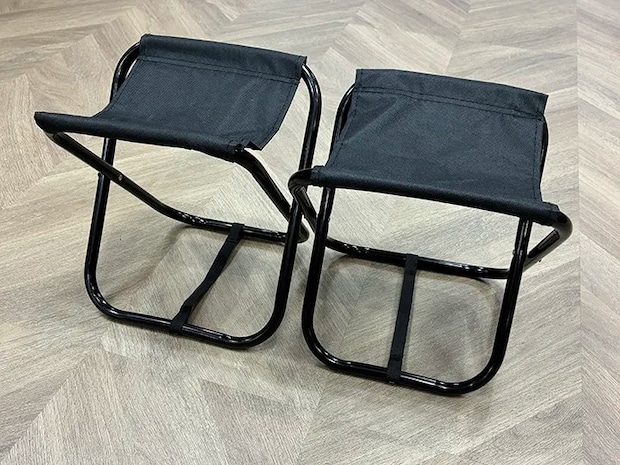 横に並べた2個の折り畳みイス