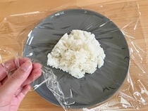 炊き立てのご飯、冷凍する前に？　調理のプロが教える『冷凍ご飯をおいしく保つコツ』