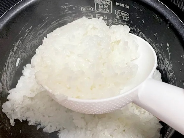 『一気にすくえる！しゃもじ』でご飯をすくう写真（撮影：grapeライフハック編集部）