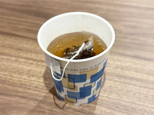 紙コップの縁にタグを挟んだ状態でお湯を注ぎ終えた画像（撮影：grapeライフハック編集部）