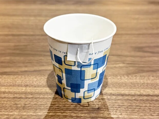 紙コップの縁にタグを挟んでいる画像（撮影：grapeライフハック編集部）