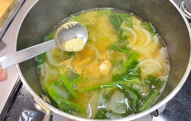 『きな粉入り味噌汁』を作る写真（撮影：キジカク）
