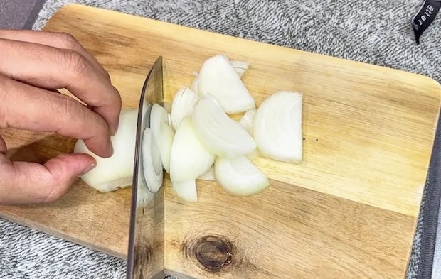 『きな粉入り味噌汁』を作る写真（撮影：キジカク）