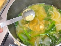 味噌汁に「小さじ1杯」入れるだけ！　まろやかにするコツに「いつもと違う！」