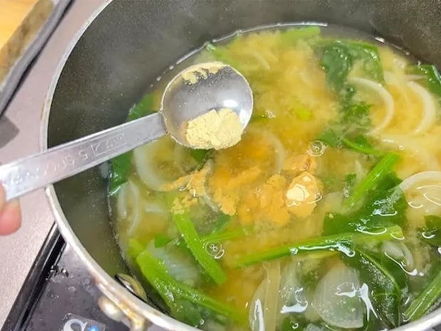 味噌汁に「小さじ1杯」入れるだけ！　まろやかにするコツに「いつもと違う！」