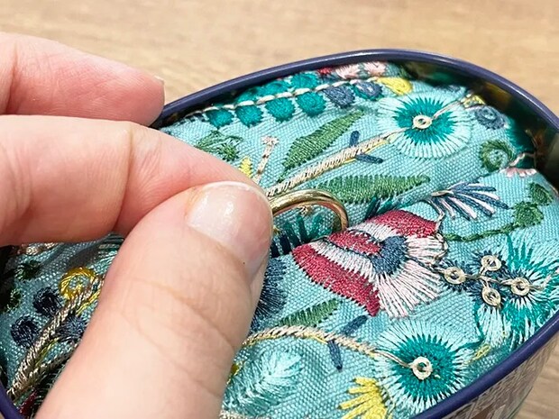 お菓子缶とメラミンスポンジで作ったリングピローの完成写真2つ目（撮影：grapeライフハック編集部）