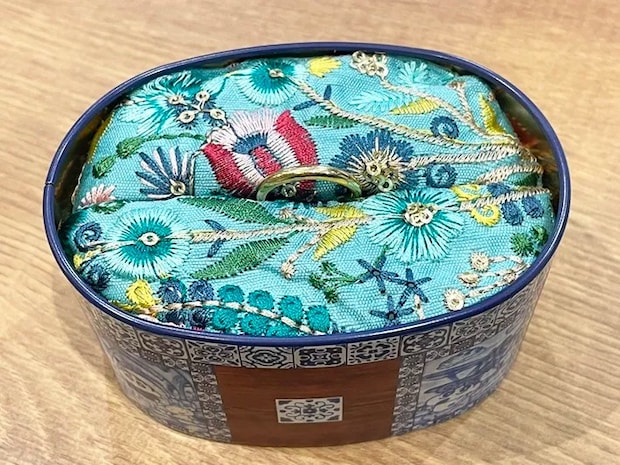 お菓子缶とメラミンスポンジで作ったリングピローの完成写真（撮影：grapeライフハック編集部）