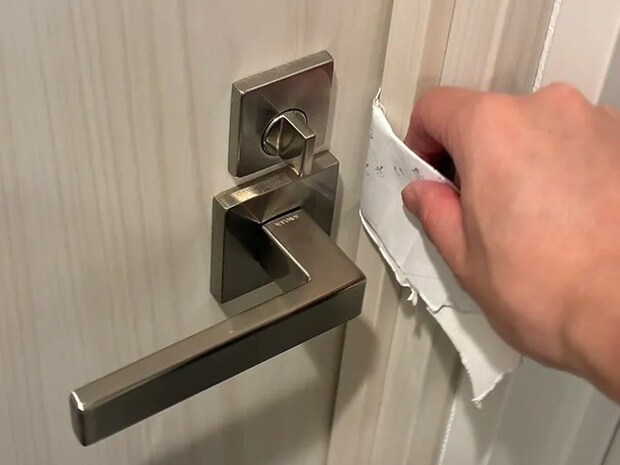 ドアノブに破ったトイレットペーパーの芯を差し込む場面（撮影：grapeライフハック編集部）