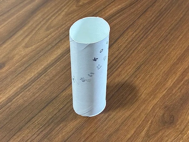 机に置かれたトイレットペーパーの芯（撮影：grapeライフハック編集部）