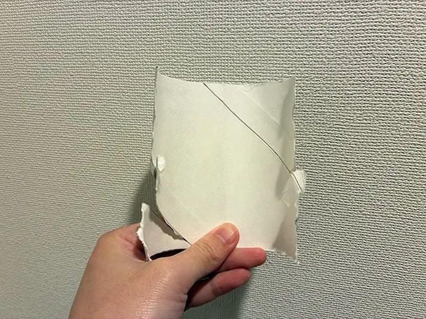 手で破ったトイレットペーパーの芯（撮影：grapeライフハック編集部）