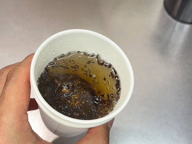 紙コップの底に「小さな穴」を開けるだけ 代用術に「知っておくと役立つ!」