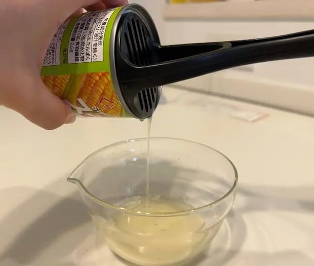 ミニマッシャーを当てながら水切りをしている状態（撮影：grapeライフハック編集部）