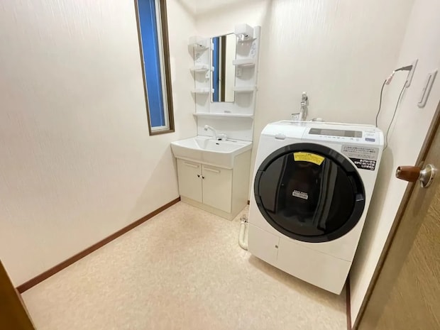洗濯機のNGな設置方法 キャスター付き台の注意点に「改めます」「そうだったのか」【NG行動4選】
