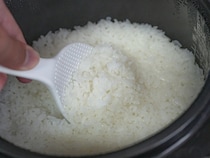 炊飯後に『15分』蒸らして！　米のツヤが変わる一手間に「絶対やる」「マジかよ」【炊飯テク4選】