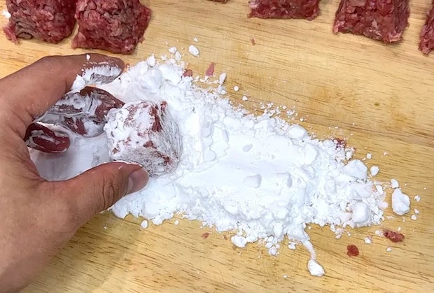 肉ダネに片栗粉をまぶしている写真（撮影：キジカク）