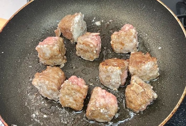 肉ダネを焼いている写真（撮影：キジカク）