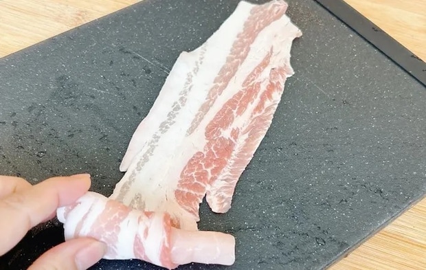『岩下の新生姜と豚バラ肉のくるくる巻き』を作る写真（撮影：キジカク）