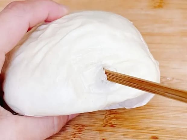 肉まんに穴を開けて… できた簡単おやつに「相性抜群」「見た目も100点!」