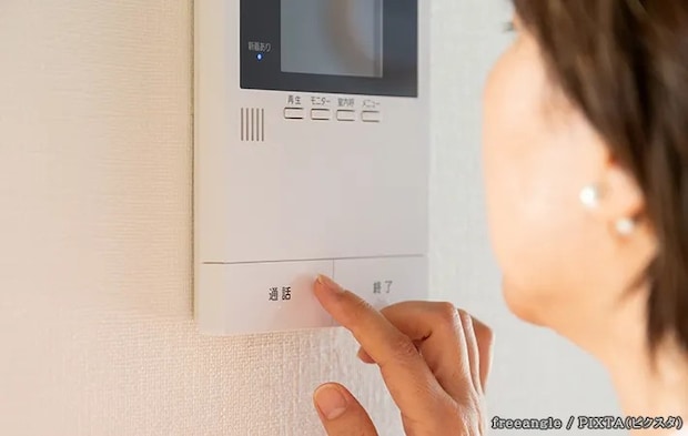 インターホンを確認する人の写真