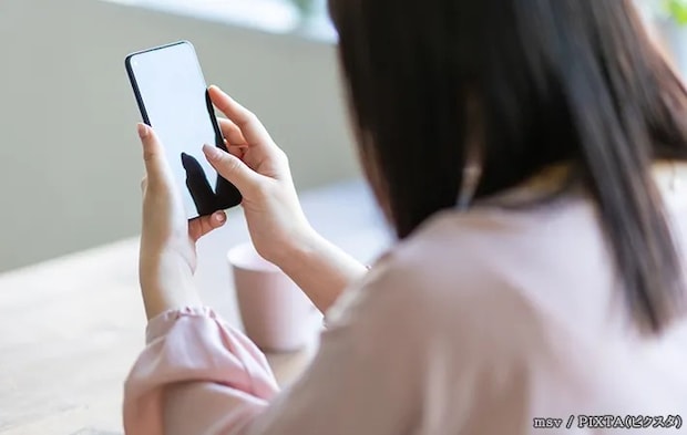 スマホを確認する人の写真