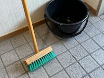 泥や砂で汚れた玄関タイル　『ウタマロ』を溶かして拭く掃除術に「気持ちいい」「助かります」【玄関掃除4選】
