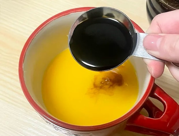 オレンジジュースに醤油を入れる写真（撮影：grapeフード編集部）