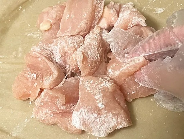 カットした鶏肉に片栗粉をまぶす写真（撮影：grapeフード編集部）