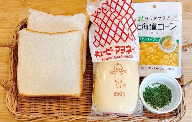 『コーンの青のりマヨトースト』の材料写真（撮影：キジカク）