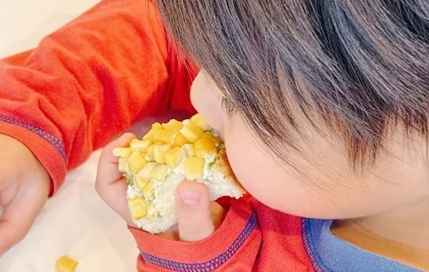 『コーンの青のりマヨトーストを食べる子供』の写真（撮影：キジカク）