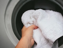 捨てる前に試して！　黒カビが生えたタオルの対処法に「助かります」「諦めてた」【洗濯テク4選】