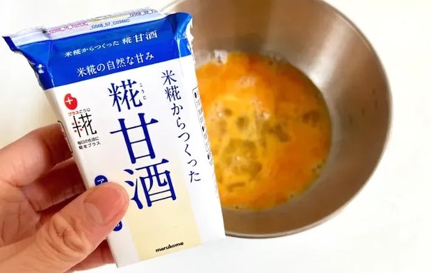 卵液に甘酒を加える写真（撮影:エニママ）