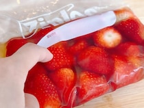 イチゴをジッパー袋に入れて？　冷凍なのにカチカチにならない方法に「まるでスイーツ！」