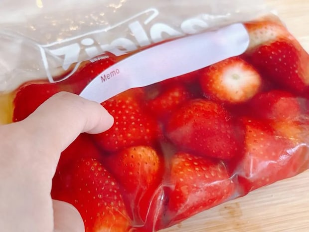 イチゴをジッパー袋に入れて？　冷凍なのにカチカチにならない方法に「まるでスイーツ！」