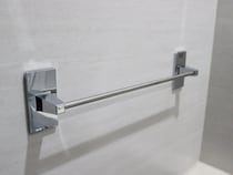 タオルの掛け方を少し変えるだけ？　ずり落ちを防ぐアイディアに「ストレス激減」「これは有益」【家事テク4選】